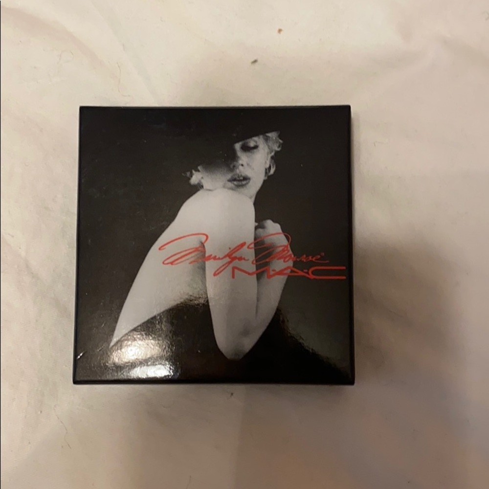 MAC Marilyn Monroe Beauty powder